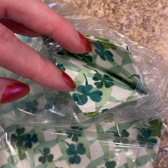 NIP 4 Fabric Placemats Shamrock Lots of Luck (2 Packages of 2 in Each Package) - Picture 7 of 12